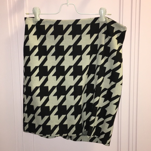 Dresses & Skirts - Houndstooth mini skirt